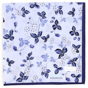WEDGWOOD ウェッジウッド　大判イージーケア　プリントハンカチ　ワイルドストロベリーインキーブルー