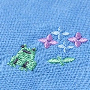 スーベニール　季節の訪れハンカチ　紫陽花（かえる）　季節の花と動物を刺繍したガーゼハンカチ